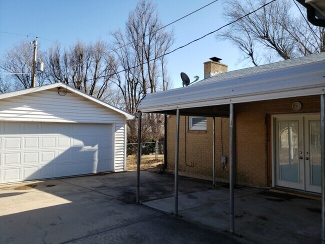 Building Photo - 220 Sunset Ave