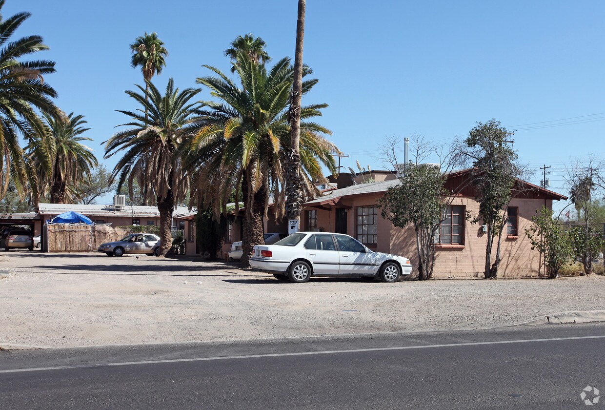 Building Photo - 3250 N Stone Ave