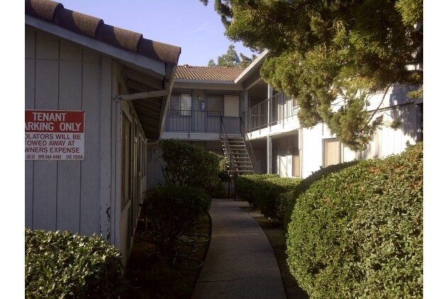  - 1225 W El Monte St