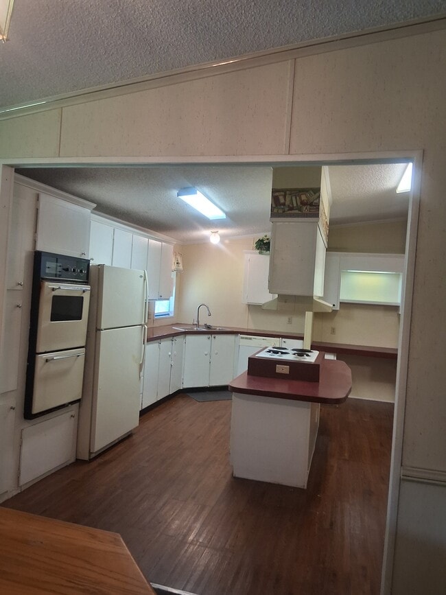 Kitchen - 11900 SW 121st Ave