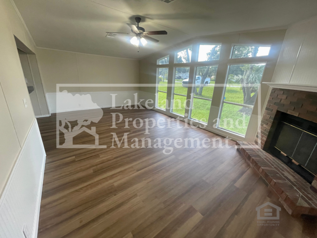 Building Photo - 2098 Meadow Oak Cir