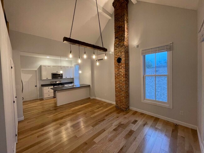 Building Photo - 726 W 6th St