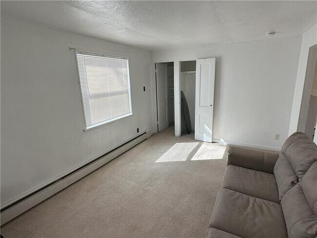 Foto del edificio - 726 N Pike Rd