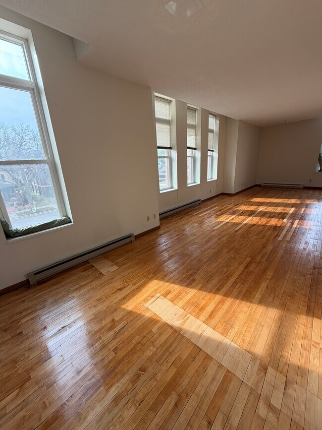 Sala de estar de la unidad 17 - 442 Belgrade Ave