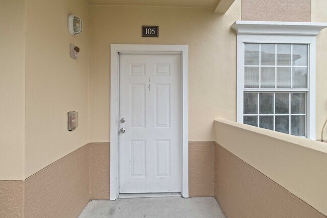 Building Photo - 3/2 unit with beautiful water view availab...