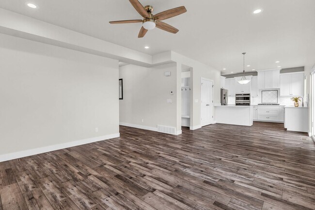 Foto del edificio - Spacious 6 Bed Home with Dual Kitchens, EV Charging & Modern Finishes in Layton