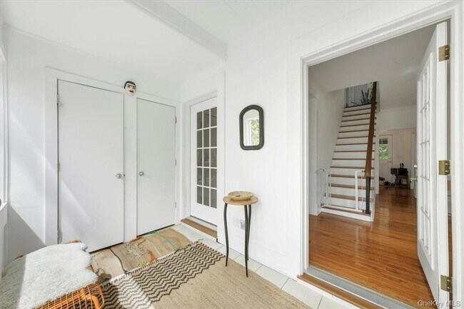 Building Photo - 25 King St