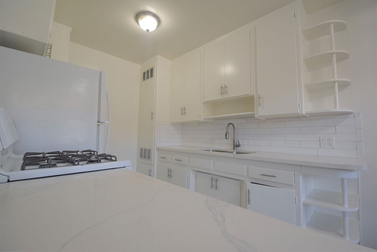 Primary Photo - 10924 Camarillo St