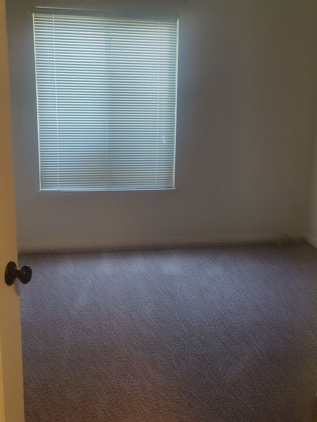 Building Photo - 3 bedroom 2 Bathroom