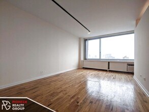 Building Photo - 4600 N Clarendon Ave