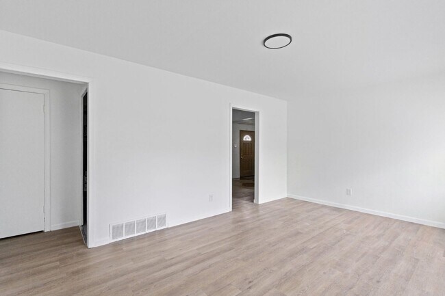 Building Photo - 9835 Winkler Dr