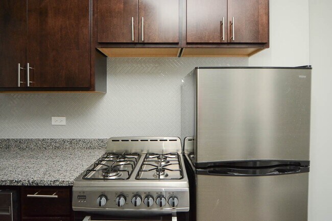 Building Photo - 533 W Belden Ave