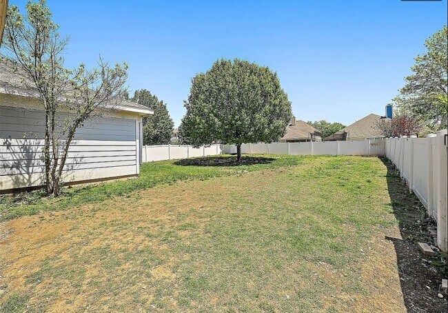 Building Photo - 509 Creekside Dr