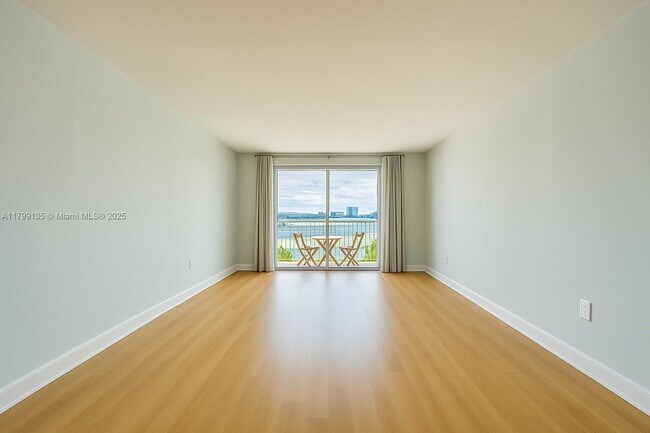 Foto del edificio - 2200 Bay Dr