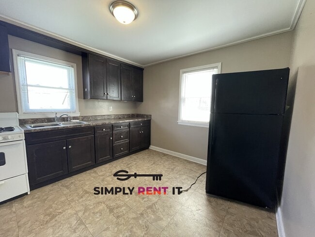 Building Photo - 2 Bedroom Near Campus Available Now!