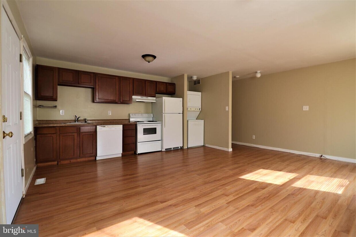 39 Hunt Ave, Stratford, NJ 08084 - Townhouse for Rent in Stratford, NJ |  Apartments.com