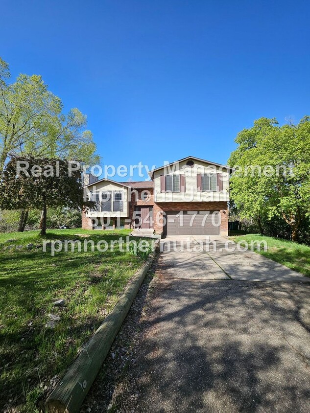 Foto principal - 3 Bedroom 2 Bath Home in Layton Now Availa...