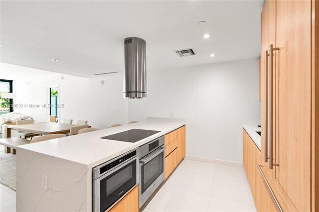 Foto del edificio - 9901 W Bay Harbor Dr