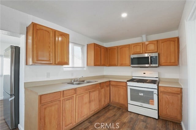 Foto del edificio - 8457 Hemlock Ave