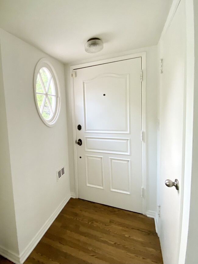 Entry - 9407 Sawyer St