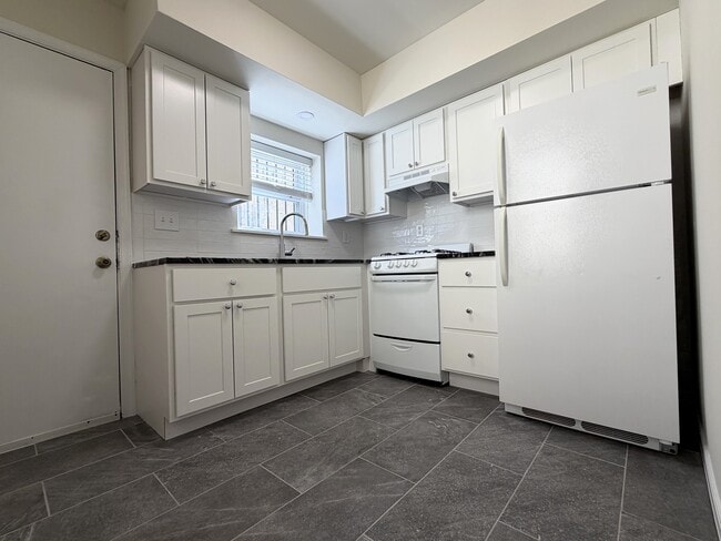 Building Photo - 2320 Catharine St