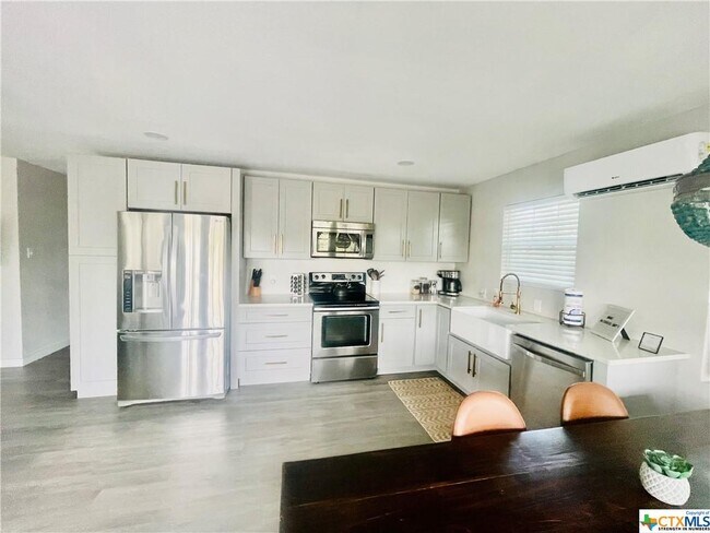 Foto del edificio - 2495 Lakeshore Dr