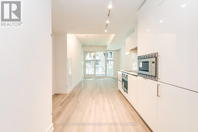 Building Photo - 230 Simcoe St