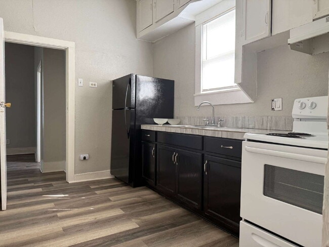 Building Photo - Super Affordable 3/2 on the South Side