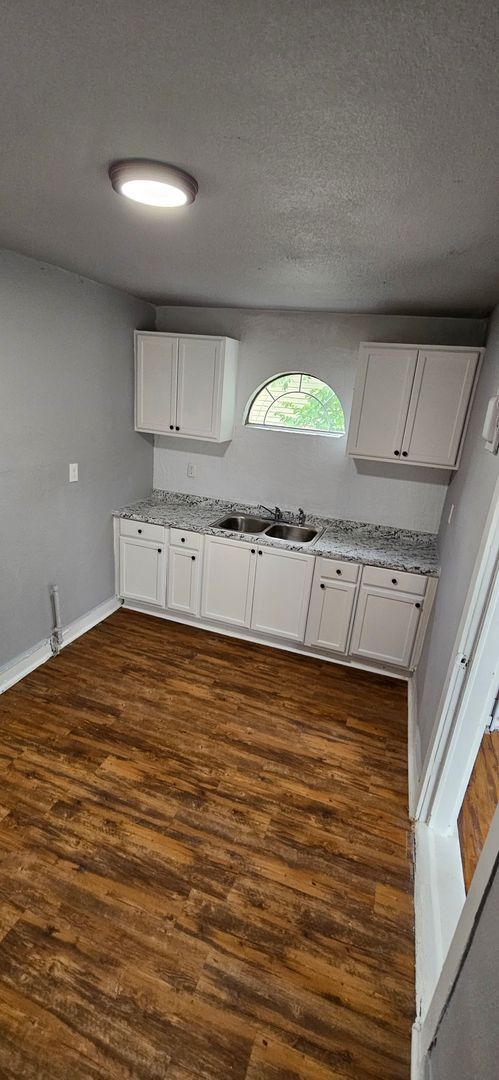 Building Photo - 2 Bedroom, 1 Bathroom Home on a Corner Lot...