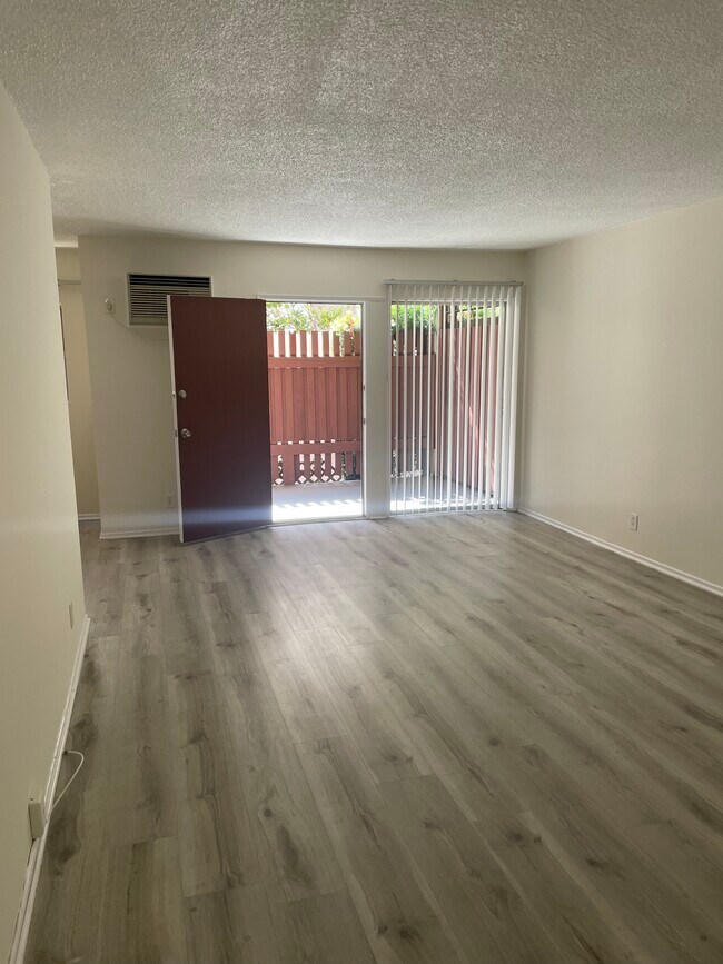 Foto del edificio - 6311 Primrose Ave