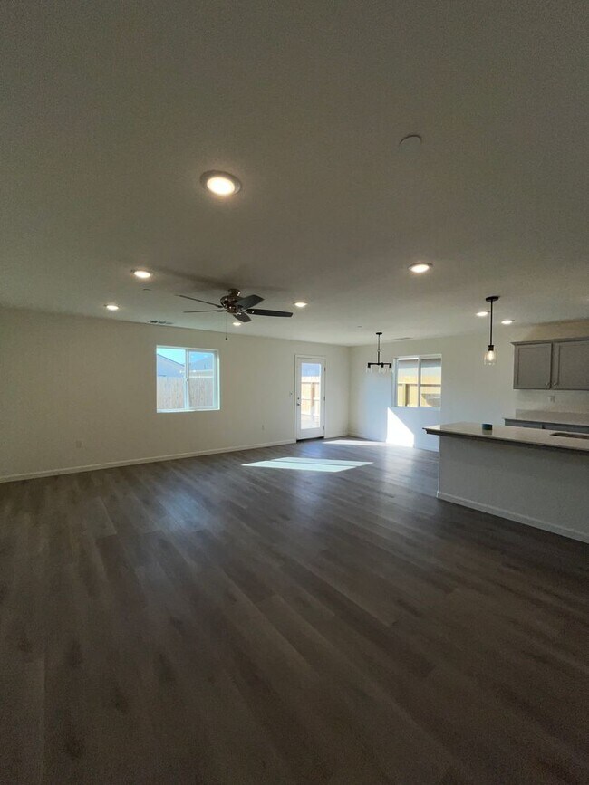 Foto del edificio - Brand new built! Available Now!