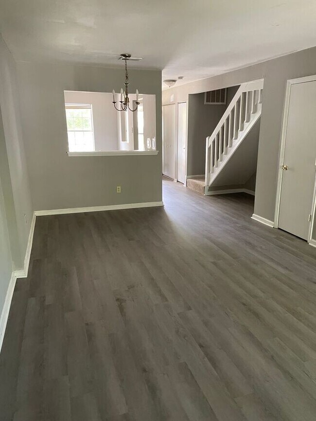 Building Photo - Renovated 2 bedroom 2.5 bath townhome.