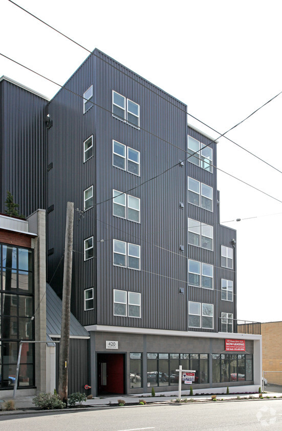 Building Photo - View 420