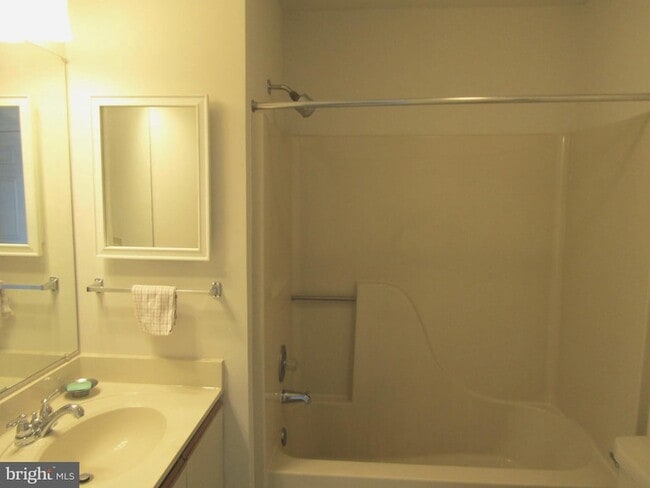 Building Photo - 421 Concord St