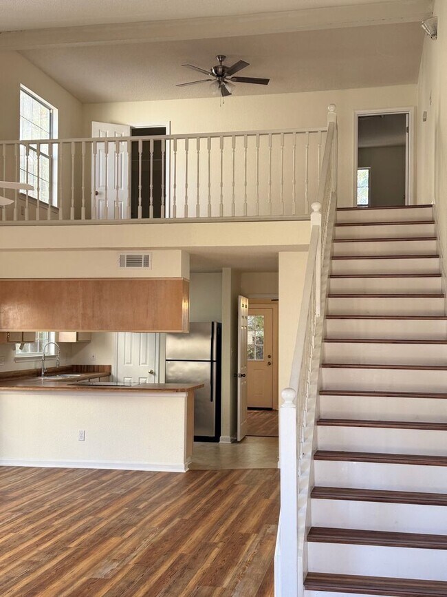 Foto del edificio - 2511 Golden Park Ln