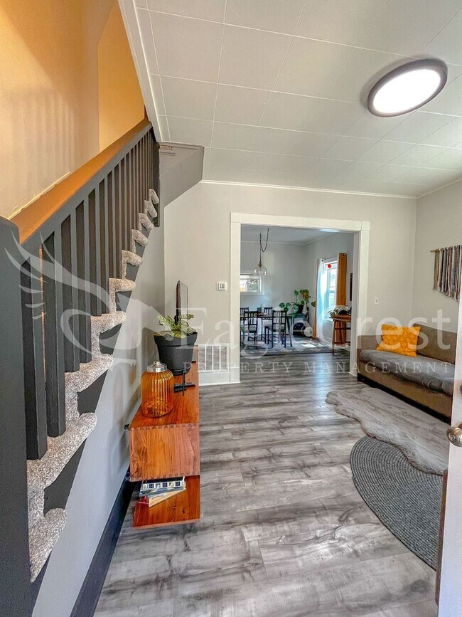 Foto del edificio - A Timeless & Elegant 2 Bedroom 1 Bathroom Single Family Home