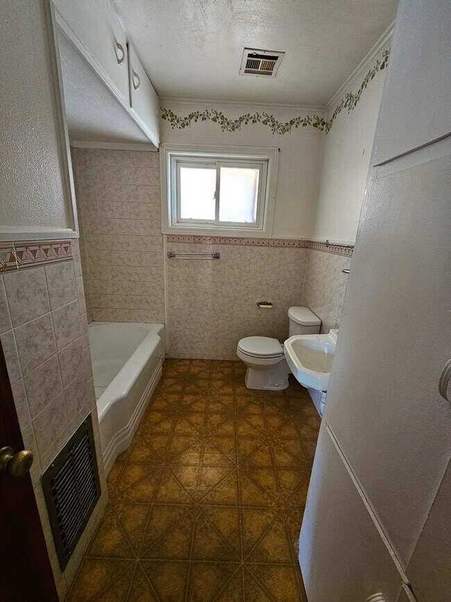 Foto del edificio - 1308 E 8th St