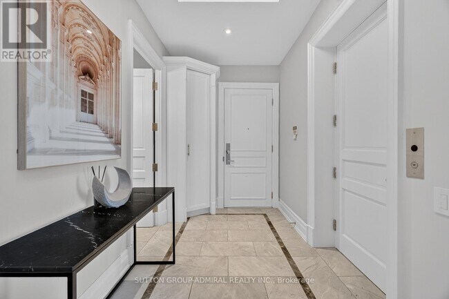 Photo du bâtiment - 155 St Clair Ave W