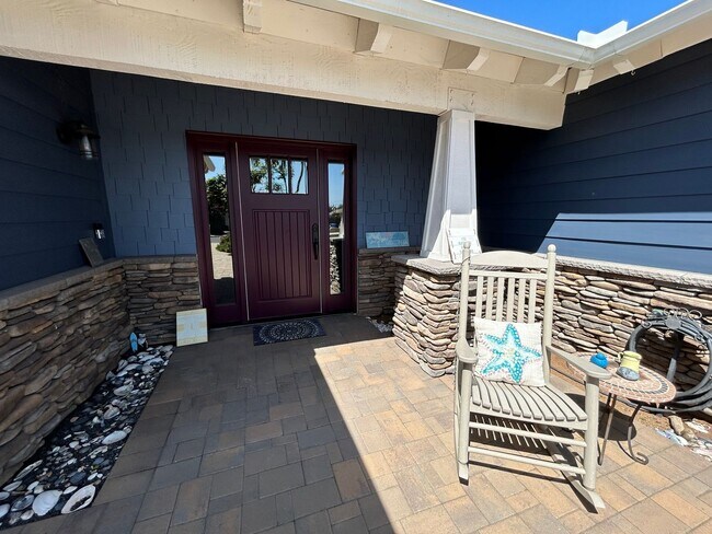 Building Photo - Stunning 3 Bedroom House in Highly Desired...