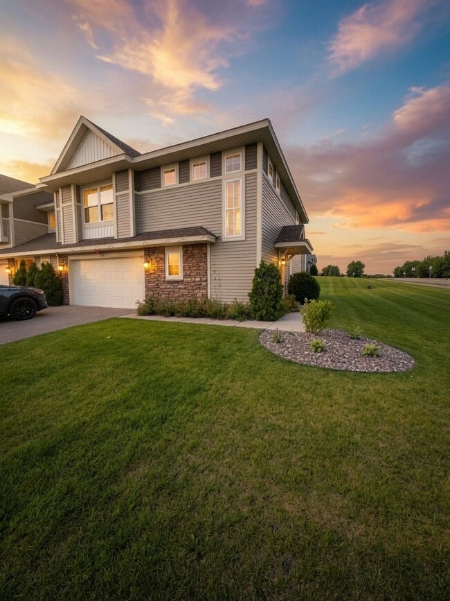 Building Photo - Pristine 3bed 3bath Townhome in Woodbury!