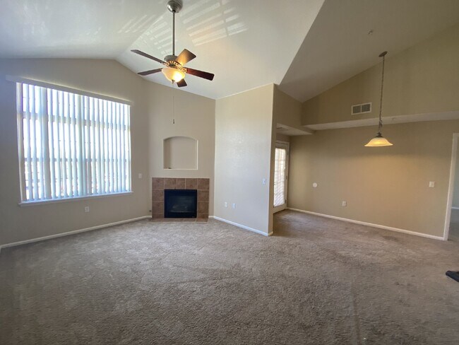 Foto del edificio - $500 OFF YOUR FIRST MONTHS RENT! Don't Miss This 3BR/ 2BA Condo with 1 car garage @ Creek Side In...