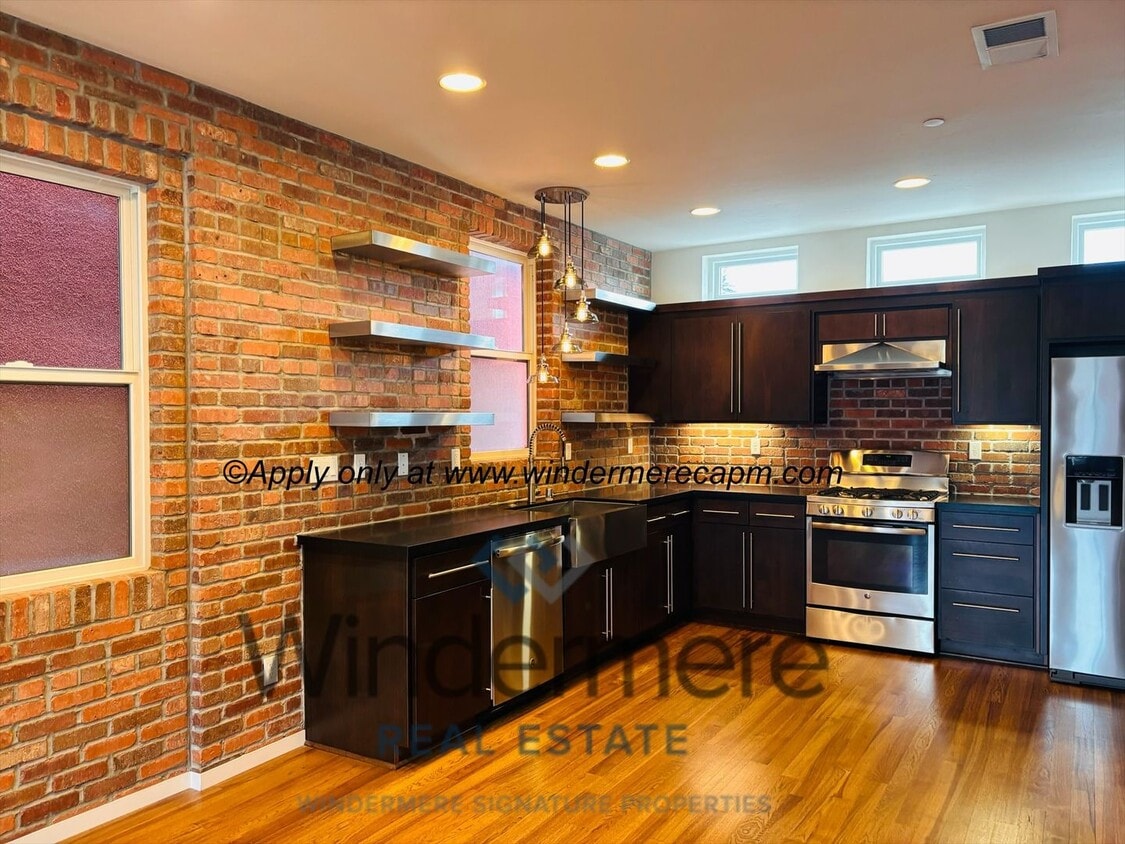 Primary Photo - Modern Tri-Level Home in Tapestry Square –...