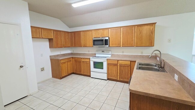 Building Photo - 9821 Pierce Dr