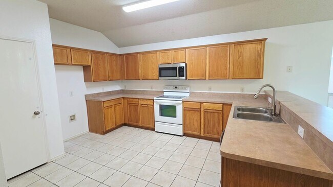 Foto del edificio - 9821 Pierce Dr