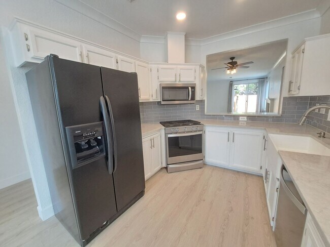 Building Photo - Stunning Home is Tastefully Done & Move In...