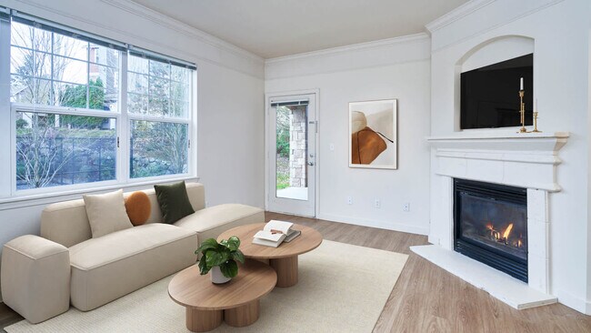 Sala de estar con patio y pisos de tablones de madera - The Reserve at Town Center