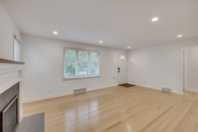 Foto del edificio - Charming 4 Bed, 2.5 Bath Brick Bungalow in...