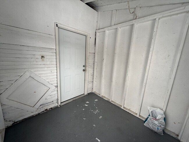 Foto del edificio - 1206 Pringle Ave