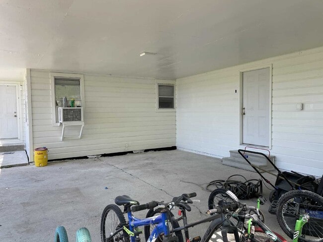 Building Photo - 2 Bedroom, 1 bath apartment in a duplex