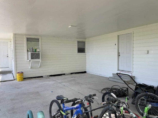 Building Photo - 2 Bedroom, 1 bath apartment in a duplex wi...
